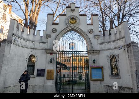 2 février 2023: Le consulat général de Suède, situé sur la rue Istiklal dans le quartier de Beyoglu à Istanbul, a été temporairement fermé aux visiteurs en raison de manifestations et de terrorisme possibles sur 2 février 2023 à Istanbul, Turkiye. Après l'Allemagne, l'Angleterre, les pays-Bas, l'Italie, la Belgique et la France, Le consulat général de Suisse à Istanbul a annoncé qu'il sera fermé jusqu'à une deuxième annonce pour des raisons de sécurité. (Credit image: © Tolga Ildun/ZUMA Press Wire) USAGE ÉDITORIAL SEULEMENT! Non destiné À un usage commercial ! Banque D'Images