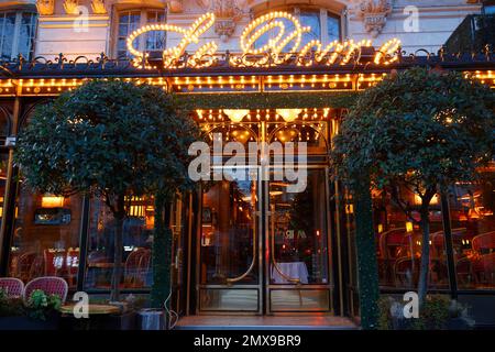 Le célèbre restaurant le Dome de nuit. Il est situé sur le boulevard Montparnasse à Paris. Banque D'Images