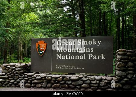 Panneau d'entrée pour le parc national des Great Smoky Mountains entouré d'une forêt luxuriante, Tennessee, États-Unis. Banque D'Images