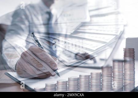 Exposition multiple d'homme d'affaires, de pièces de monnaie et de billets en dollars américains, clôture. Valeur financière Banque D'Images