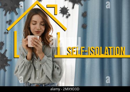 Auto-isolement - mesure importante pendant l'éclosion du coronavirus. Femme avec une tasse près de la fenêtre à la maison Banque D'Images