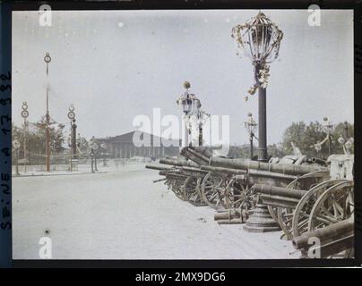 Paris (VIIE-VIIIE arr.), France décorations et canons allemands place de la Concorde après les festivals de la victoire de 13 juillet et 14, 1919 , Banque D'Images