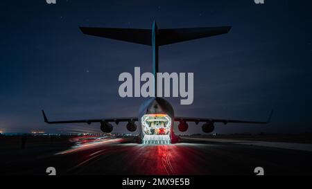 A ÉTATS-UNIS L'équipage du C-17 Globemaster III de la Force aérienne affecté à l'escadron de transport aérien 8th décharge les camions blindés lors d'une mission d'approvisionnement en fret du Counter-ISIS train and Equip Fund en Syrie, le 11 janvier 2023. Le CTEF est un programme financé qui fournit aux Forces partenaires des ressources conçues pour aider à la défaite durable de l'EI dans le cadre de l'opération détermination inhérente. (É.-U. Photo de la réserve de l'armée par Sgt. 1st classe Nicholas J. de la Pena) Banque D'Images