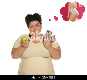 Femme en surpoids avec pomme et chocolat rêvant au sujet du corps mince sur fond blanc Banque D'Images