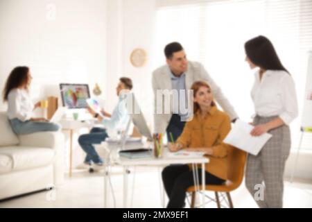 Vue floue des designers d'intérieur professionnels travaillant au bureau Banque D'Images