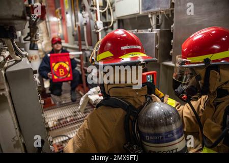 OCÉAN ATLANTIQUE (1 février 2023) technicien en systèmes de turbines à gaz (mécanique) 3rd classe Malorie Hobbs, à gauche, et Damage Controlman Fireman Hoang Nguyen, à droite, lutte contre un incendie simulé lors d'un exercice de lutte contre l'incendie à bord du destroyer à missiles guidés de classe Arleigh Burke USS Roosevelt (DDG 80), 1 février 2023. Roosevelt est en cours de déploiement aux États-Unis Marine Forces Europe zone d'opérations, employée par les États-Unis Sixième flotte pour défendre les intérêts des États-Unis, des alliés et des partenaires. (É.-U. Navy photo by Mass communication Specialist 2nd Class Danielle Baker/Released) Banque D'Images