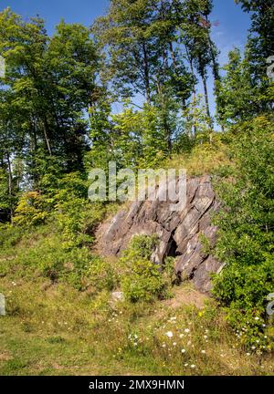Granite exposé à l'érosion du sol et au vent sur une colline Banque D'Images