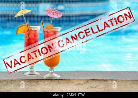 Concept d'annulation de vacances. Verres et cocktails savoureux près de la piscine Banque D'Images