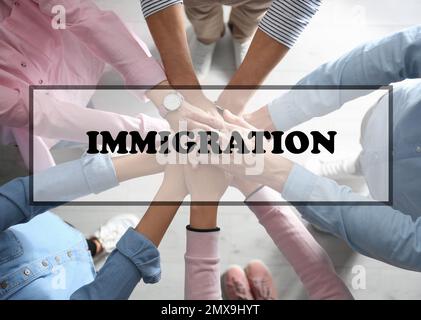 Concept d'immigration. Personnes tenant les mains ensemble, vue du dessus Banque D'Images