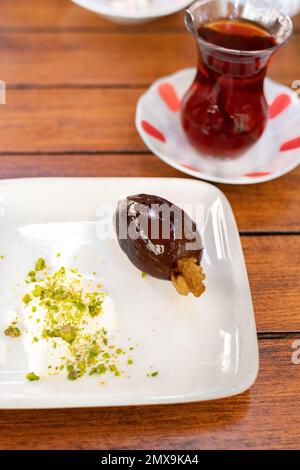 Confiture d'aubergines dessert 'patlican tatisi' et thé turc - restaurant Ciya SOFRASI, marché de Kadikoy, Kadikoy-Moda, Istanbul, Turquie Banque D'Images