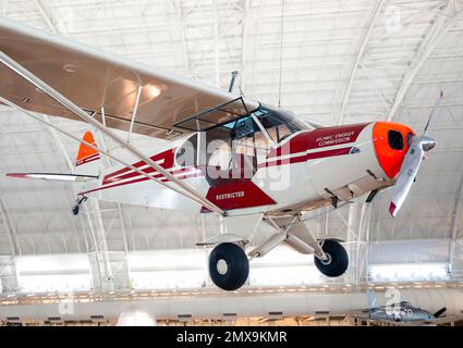 Piper PA-18 Super Cub (1950) au Steven F. Udvar-Hazy Centre du Smithsonian National Air and Space Museum, Chantilly, Virginie, États-Unis Banque D'Images