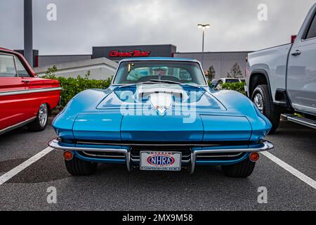 Daytona Beach, Floride - 26 novembre 2022 : vue de face d'une Corvette coupé 1964 de Chevrolet à un salon de l'auto local. Banque D'Images