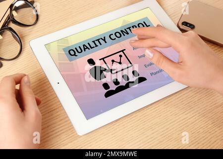 Service de contrôle qualité. Femme utilisant une tablette informatique moderne au bureau Banque D'Images