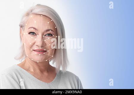 Système de reconnaissance faciale. Femme mature avec une grille de lecture d'identification biométrique sur fond clair, espace pour le texte Banque D'Images