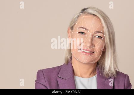 Système de reconnaissance faciale. Femme mature avec une grille de numérisation d'identification biométrique sur fond beige, espace pour le texte Banque D'Images