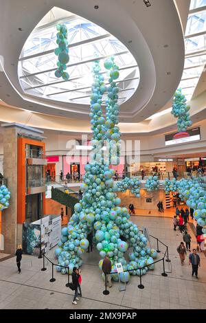 Un groupe de ballons Planet Earth Globe a été installé dans l'atrium du centre-ville de Scarborough. Walk Amount Worlds est un projet d'art public itinérant. Banque D'Images