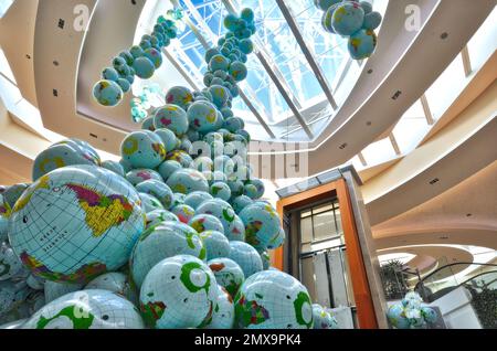 Un groupe de ballons Planet Earth Globe a été installé dans l'atrium du centre-ville de Scarborough. Walk Amount Worlds est un projet d'art public itinérant. Banque D'Images