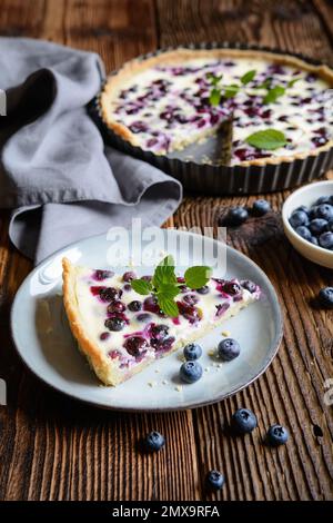 Mustikkapiirakka – tarte traditionnelle finlandaise avec garniture aux bleuets et à la crème aigre Banque D'Images