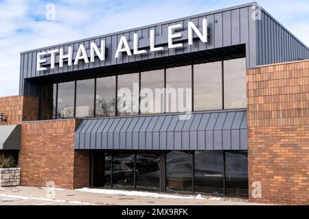 EDINA, MN, Etats-Unis - 1 FÉVRIER 2023 : extérieur du magasin de meubles de détail Ethan Allen et logo de marque. Banque D'Images