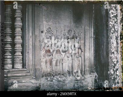 Angkor, Cambodge, Indochine un relief d'Apsaras sculpté près d'une fenêtre de balusters, Léon occupé en Indochine Banque D'Images