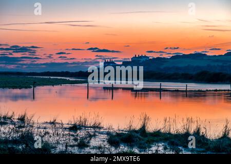 SEAFORD, ANGLETERRE - 21st JANVIER 2023 : vue sur les Coastguard Cottages au coucher du soleil en hiver, Cuckmere Haven, East Sussex Banque D'Images