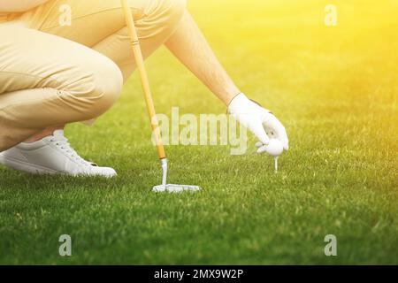 Homme jouant au golf dans le parc par beau temps. Sport et loisirs Banque D'Images