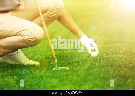 Homme jouant au golf dans le parc par beau temps Banque D'Images