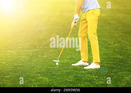 Homme jouant au golf dans le parc par beau temps. Espace de conception Banque D'Images