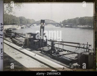Paris (VIIE-XVIE arr.), France Une barge amarrée Port de la Bourdonnais et la Passerelle Debilly , Banque D'Images