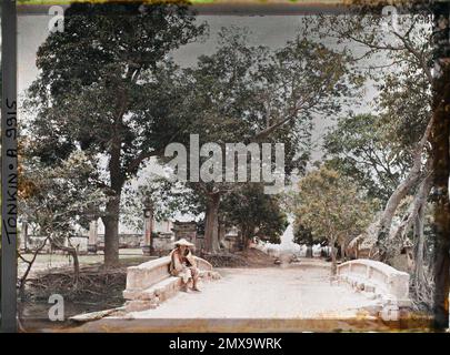Environs de Hà-Nôi, Tonkin, Indochine Un pont à l'entrée d'un village, Léon occupé en Indochine Banque D'Images
