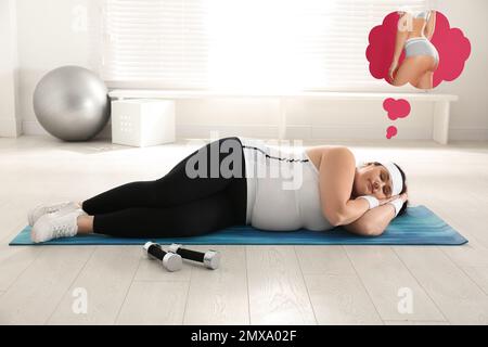 Femme en surpoids dormant à la salle de gym et rêvant d'un corps mince Banque D'Images