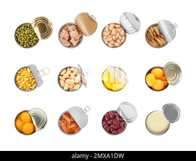 Ensemble de différents aliments en conserve sur fond blanc, vue du dessus Banque D'Images