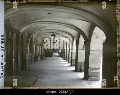 Paris (4th arr.), France les Arcades de la place des Vosges , Banque D'Images