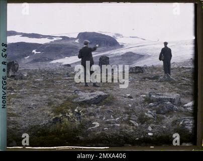 Fine, Norvège Anders Beer Wilse en compagnie d'un autre homme en face du glacier Hardangerjökulen , 1910 - Voyage d'Albert Kahn et Auguste Léon en Scandinavie - (9 août - 14 septembre) Banque D'Images