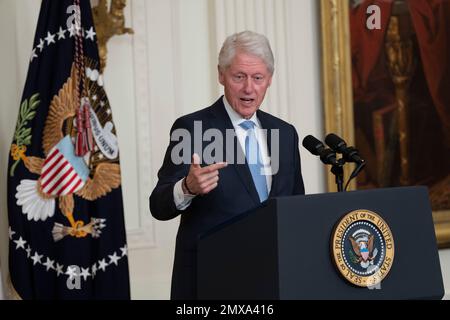 L'ancien président américain Bill Clinton prononce un discours à l'occasion du 30th anniversaire de la loi sur le congé familial et médical à la Maison Blanche à Washington, DC sur 2 février 2023. Crédit : Chris Kleponis/CNP/MediaPunch Banque D'Images
