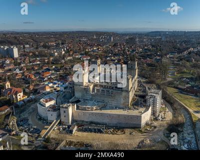 Vue aérienne du château de Diosgyor dans le comté de Miskolc Borsod en Hongrie, en reconstruction avec quatre tours d'angle Banque D'Images