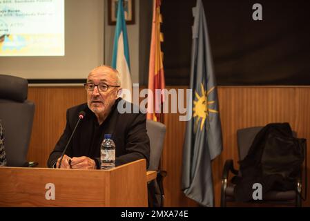 Cangas, Espagne. 02 févr. 2023. Manuel Martin, membre de sos sanidad publica lors de son intervention pour promouvoir la manifestation le 12 février à Santiago. Banque D'Images