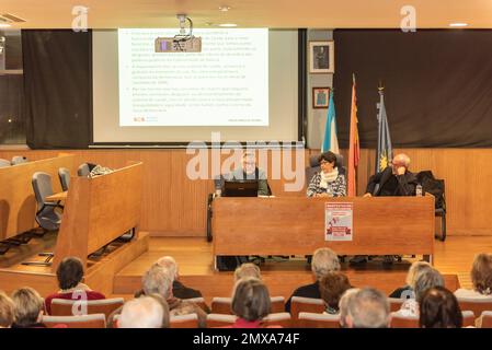 Cangas, Espagne. 02 févr. 2023. Xesus Araujo, Carmen Nores et Manuel Martin à la table ofl Colloque de la plate-forme SOS Sanidad Publica pour promouvoir la manifestation le 12 février à Santiago. Banque D'Images