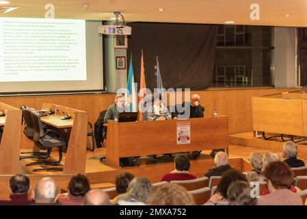 Cangas, Espagne. 02 févr. 2023. Xesus Araujo, Carmen Nores et Manuel Martin à la table ofl Colloque de la plate-forme SOS Sanidad Publica pour promouvoir la manifestation le 12 février à Santiago. Banque D'Images