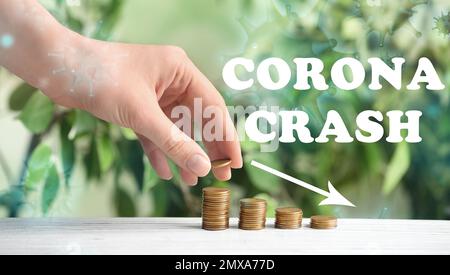 Accident de Corona. Femme empilant des pièces de monnaie sur une table en bois blanc Banque D'Images