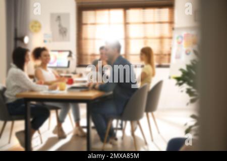 Vue floue des designers d'intérieur professionnels travaillant au bureau Banque D'Images