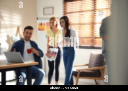 Vue floue des designers d'intérieur professionnels travaillant au bureau Banque D'Images