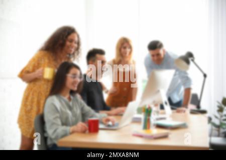 Vue floue des designers d'intérieur professionnels travaillant au bureau Banque D'Images