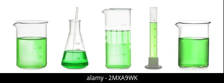 Jeu de verrerie de laboratoire avec liquide vert sur fond blanc. Bannière Banque D'Images