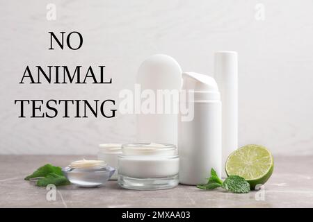 Produits cosmétiques et texte PAS DE TEST ANIMAL sur fond clair Banque D'Images