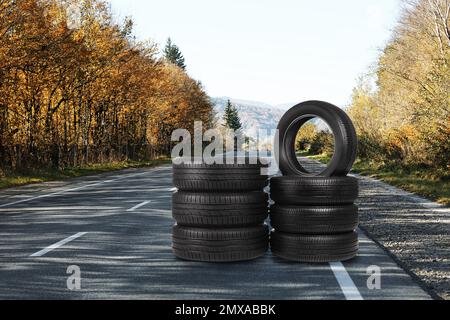 Des piles de pneus de voiture sur les routes asphaltées à l'extérieur Banque D'Images