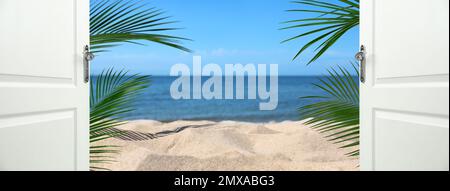 Les portes s'ouvrent sur la plage de sable près de la mer par beau temps. Bannière Banque D'Images