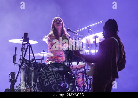 Anna Prior (batterie) et Olugbenga Adelekan (basse), de Metronomy Banque D'Images