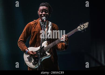 Olugbenga Adelekan (basse), de Metronomy Banque D'Images