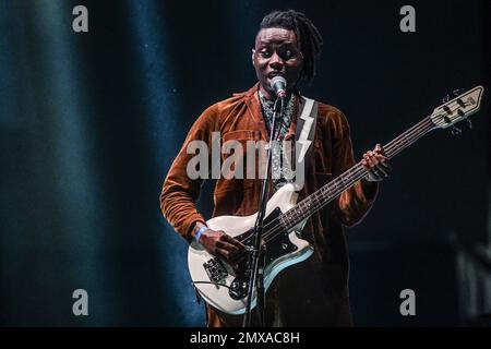 Olugbenga Adelekan (basse), de Metronomy Banque D'Images